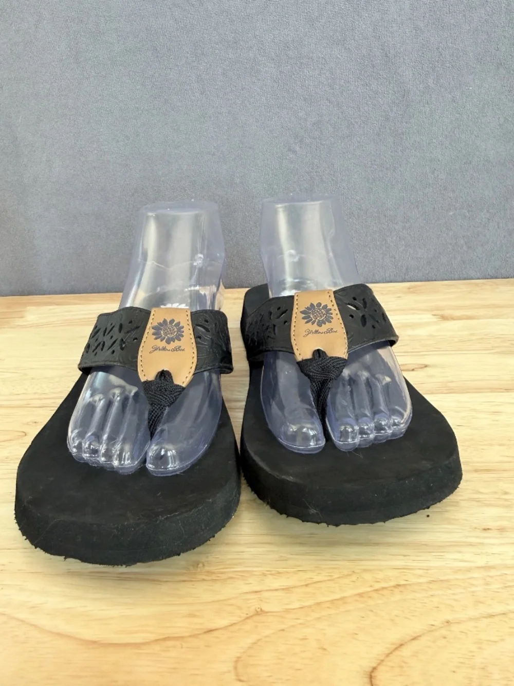 Yellow Box Damara Sandal black size 9 Floral Cut out flip flops wedge - Picture 4 of 7